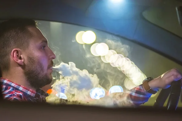 Man Rookt Elektronische Sigaretten Auto Avond Nacht Tijd — Stockfoto
