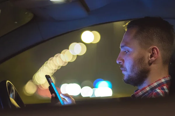 Telefoon Van Zakenman Auto Snelweg Avond Nacht Tijd — Stockfoto