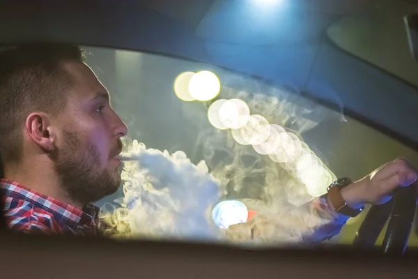 Мужчина Курит Электронную Сигарету Машине Вечернее Время — стоковое фото