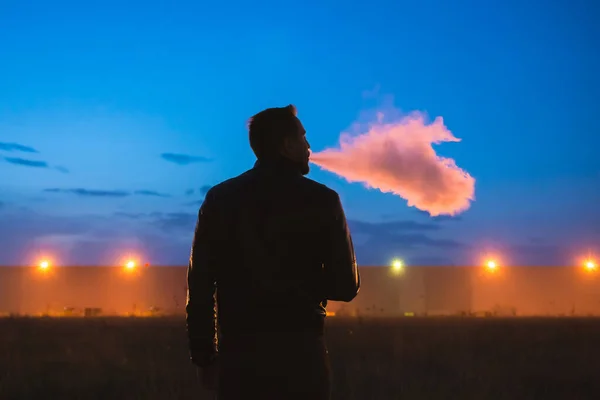 Άνθρωπος Καπνίζει Κοντά Στο Κτίριο Βραδινή Νύχτα — Φωτογραφία Αρχείου