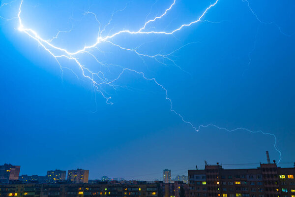 Живописная молния над городом. вечернее время
