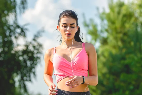 Deportista Corriendo Con Auriculares —  Fotos de Stock