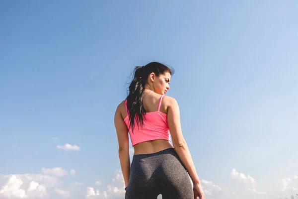 Deportista Está Detrás Fondo Las Nubes —  Fotos de Stock