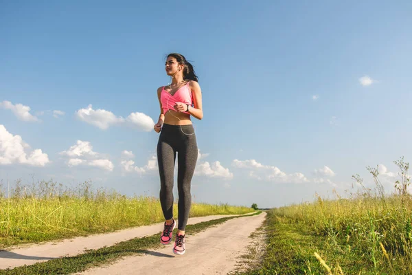 Deportista Feliz Corriendo Camino Campo —  Fotos de Stock