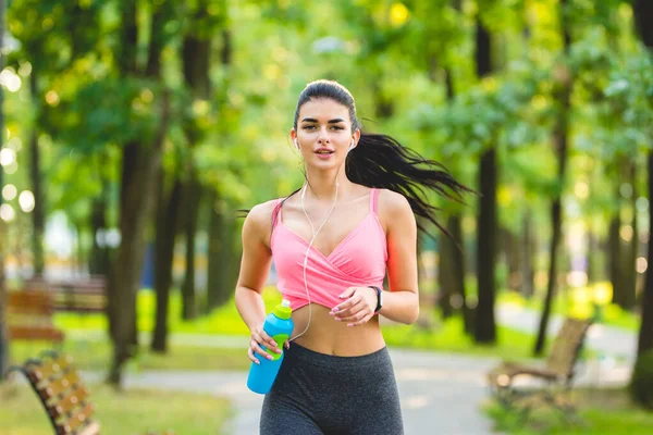 公園を走る幸せなスポーツ女性 — ストック写真
