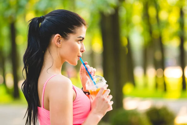 Sportswoman Drink Juice Outdoor — Stock Photo, Image