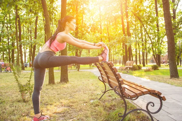 Idrottskvinnan Som Tränar Parkbänken — Stockfoto