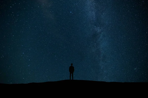 Mies Seisoo Tähtien Taustalla — kuvapankkivalokuva