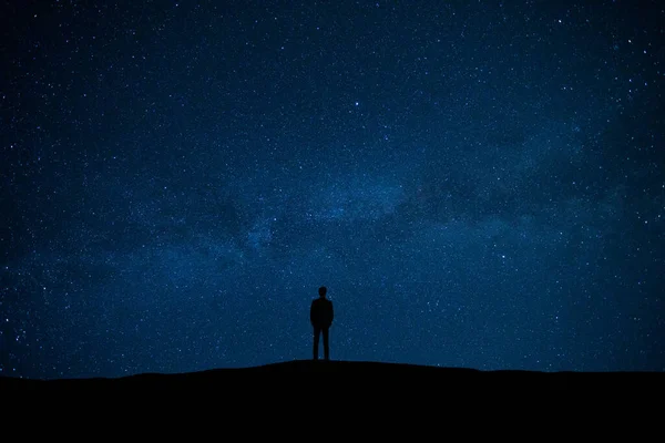 Mies Seisoo Tähtitaivaan Taustalla — kuvapankkivalokuva