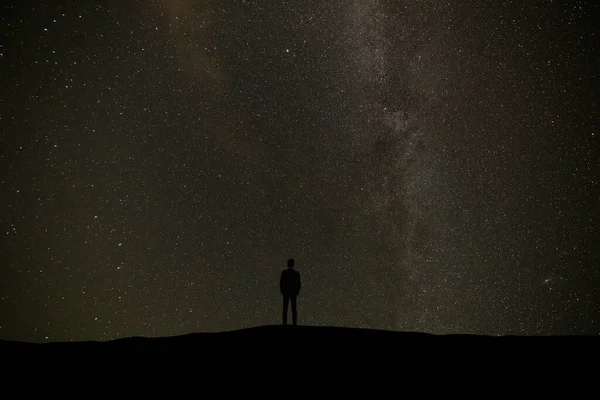 Pria Yang Berdiri Latar Langit Dengan Bintang Bintang — Stok Foto