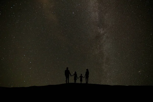 Familien Som Står Himmelen Med Stjerner – stockfoto