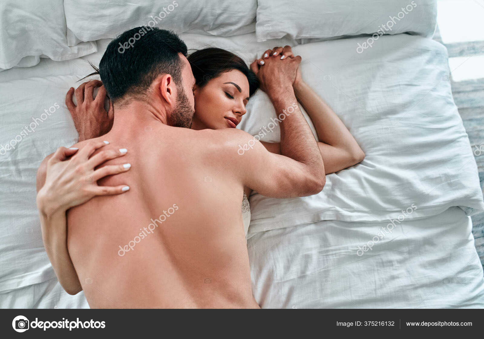 A mulher fazendo sexo com homem