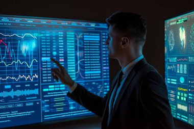 Karanlık uzayda mavi bir sensör üzerinde çalışan adam.