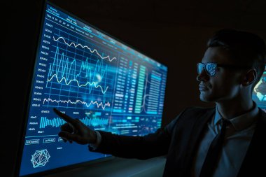 Sensör mavi ekran üzerinde çalışan adam.