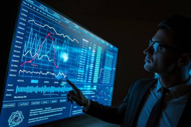 Mavi sensör ekranında çalışan adam.