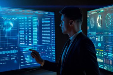 Karanlık uzayda mavi bir sensör üzerinde çalışan adam.