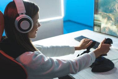 Oyun oynayan kız çevrimiçi video oyunları oynuyor.