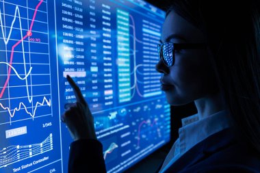 İş kadını mavi sensör ekranı ile çalışıyor. 