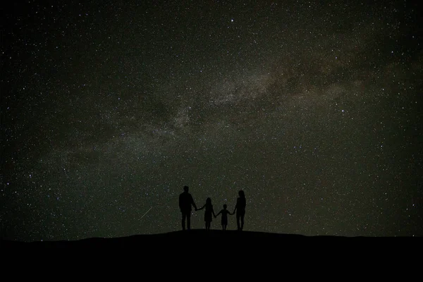 Familien Som Står Bakgrunn Stjernehimmel – stockfoto