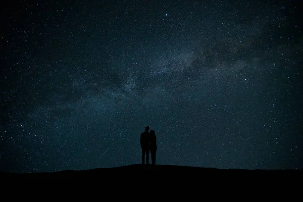 Paret Som Står Himmelen Med Stjernebakgrunn – stockfoto
