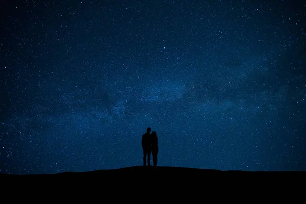 ชายและผ นอย บนท องฟ บดาวพ นหล — ภาพถ่ายสต็อก