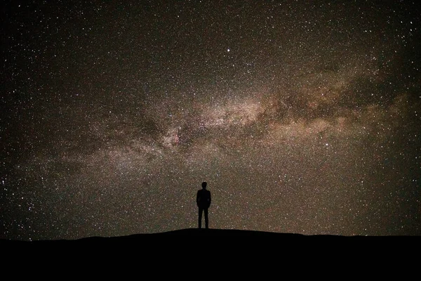 Mannen Som Står Den Pittoreske Stjernehimmelen Bakgrunnen – stockfoto