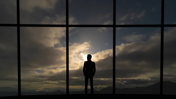 Pengusaha Yang Berdiri Dekat Jendela Panorama Dengan Latar Langit Abu — Stok Foto