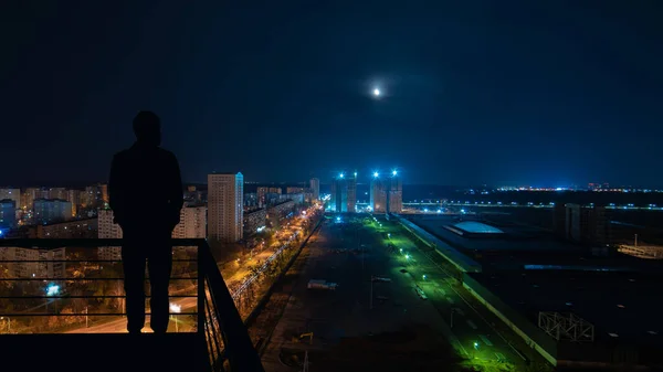 Человек Стоящий Вершине Здания Ночном Фоне Городского Пейзажа — стоковое фото
