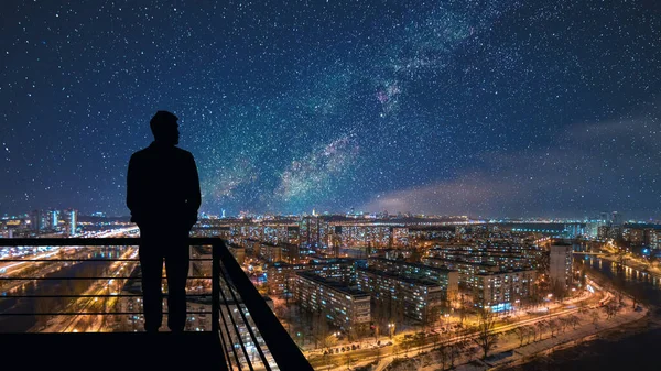 站在星光灿烂的城市景观背景之上的那个人 — 图库照片