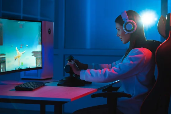 Chica Gamer Con Auriculares Jugando Videojuegos — Foto de Stock