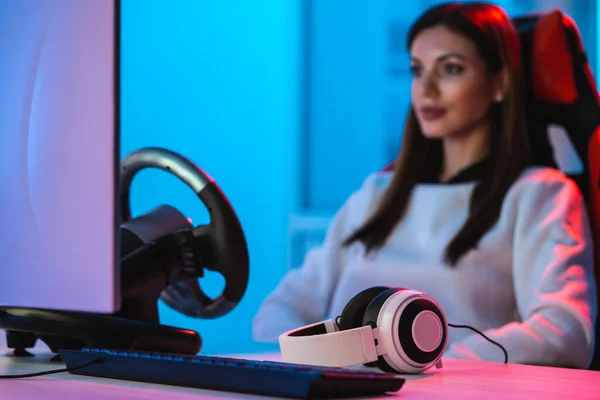 Hermosa Chica Gamer Con Auriculares Jugando Videojuegos — Foto de Stock