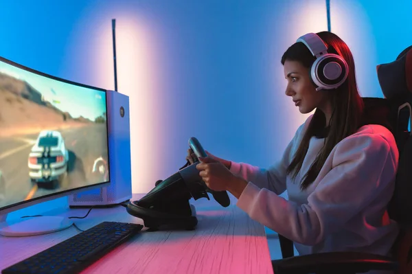 Chica Gamer Con Auriculares Jugando Videojuegos Cuarto Oscuro — Foto de Stock