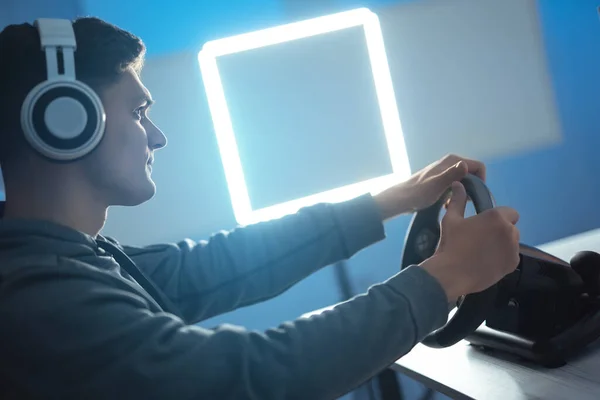 Jugador Chico Con Auriculares Jugando Videojuegos Fondo Iluminado —  Fotos de Stock