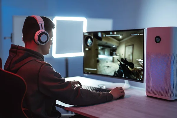 Çevrimiçi video oyunları oynayan profesyonel oyuncu 