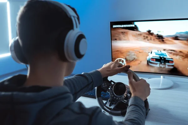 Jugador Con Auriculares Sentado Jugando Videojuegos Sala Neón — Foto de Stock