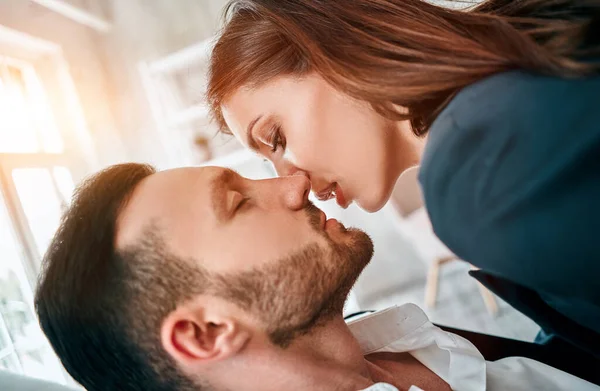 Üzletasszony Férfi Csókolóznak Szobában — Stock Fotó