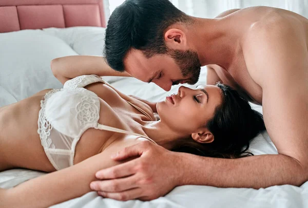 Den Vackra Mannen Och Kvinnan Underkläder Kysser Sängen — Stockfoto