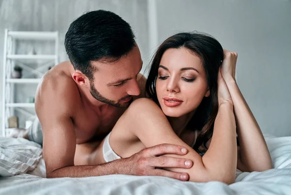 Das Leidenschaftliche Paar Unterwäsche Liegt Bett — Stockfoto