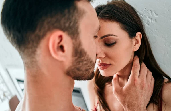 Den Attraktiva Mannen Och Kvinnan Kysser Nära Väggen — Stockfoto