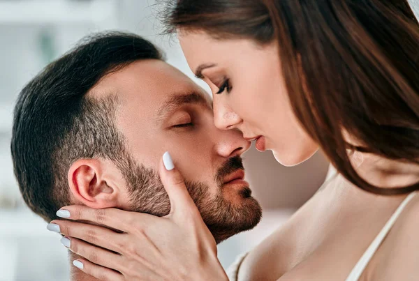 Den Vackra Mannen Och Kvinnan Kysser — Stockfoto