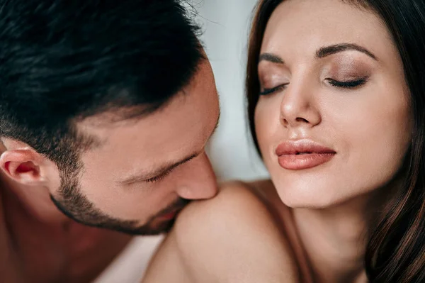 Atrakcyjny Mężczyzna Całujący Kobietę Ramię — Zdjęcie stockowe