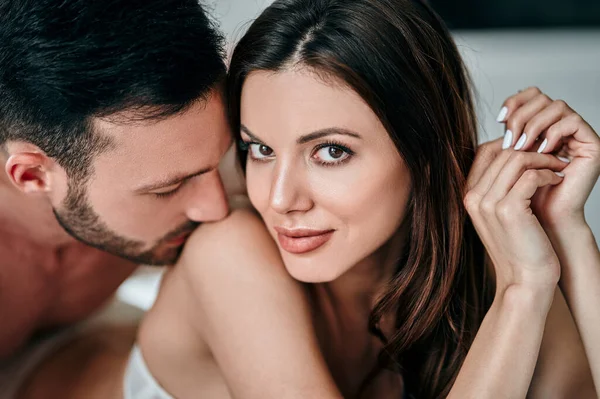 Atractivo Hombre Besar Hombro Mujer — Foto de Stock