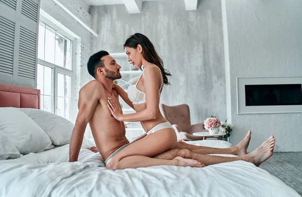Mannen Och Kvinnan Underkläder Sitter Sängen — Stockfoto