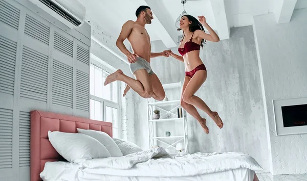 Det Lyckliga Paret Underkläder Hoppar Rummet — Stockfoto