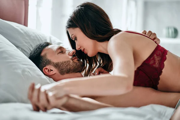 Mannen Och Kvinnan Underkläder Ligger Sängen — Stockfoto