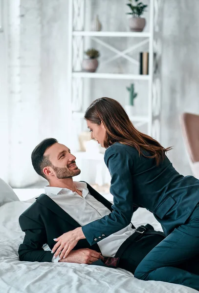 Homem Feliz Mulher Ternos Beijando Cama — Fotografia de Stock