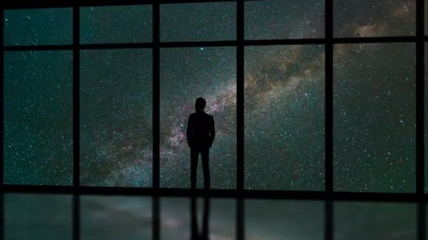 Человек Стоящий Окна Фоне Звёзд Временной Промежуток — стоковое видео