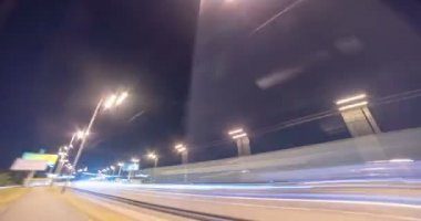 Gece köprüsü boyunca yürüyüş. zaman aşımı