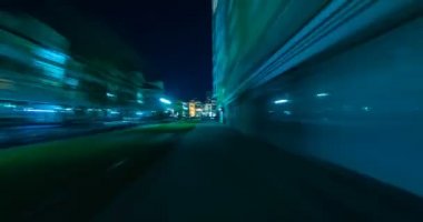 Şehirdeki gece caddesinde yürüyüş. zaman aşımı