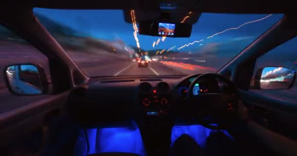 Pria Yang Mengendarai Mobil Kota Malam Sisi Kiri Lalu Lintas — Stok Video